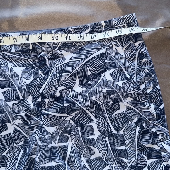 Banana Republic Hampton Fit Navy & White Tropical Leaf Print Shorts 3.5” Inseam - Picture 4 of 9